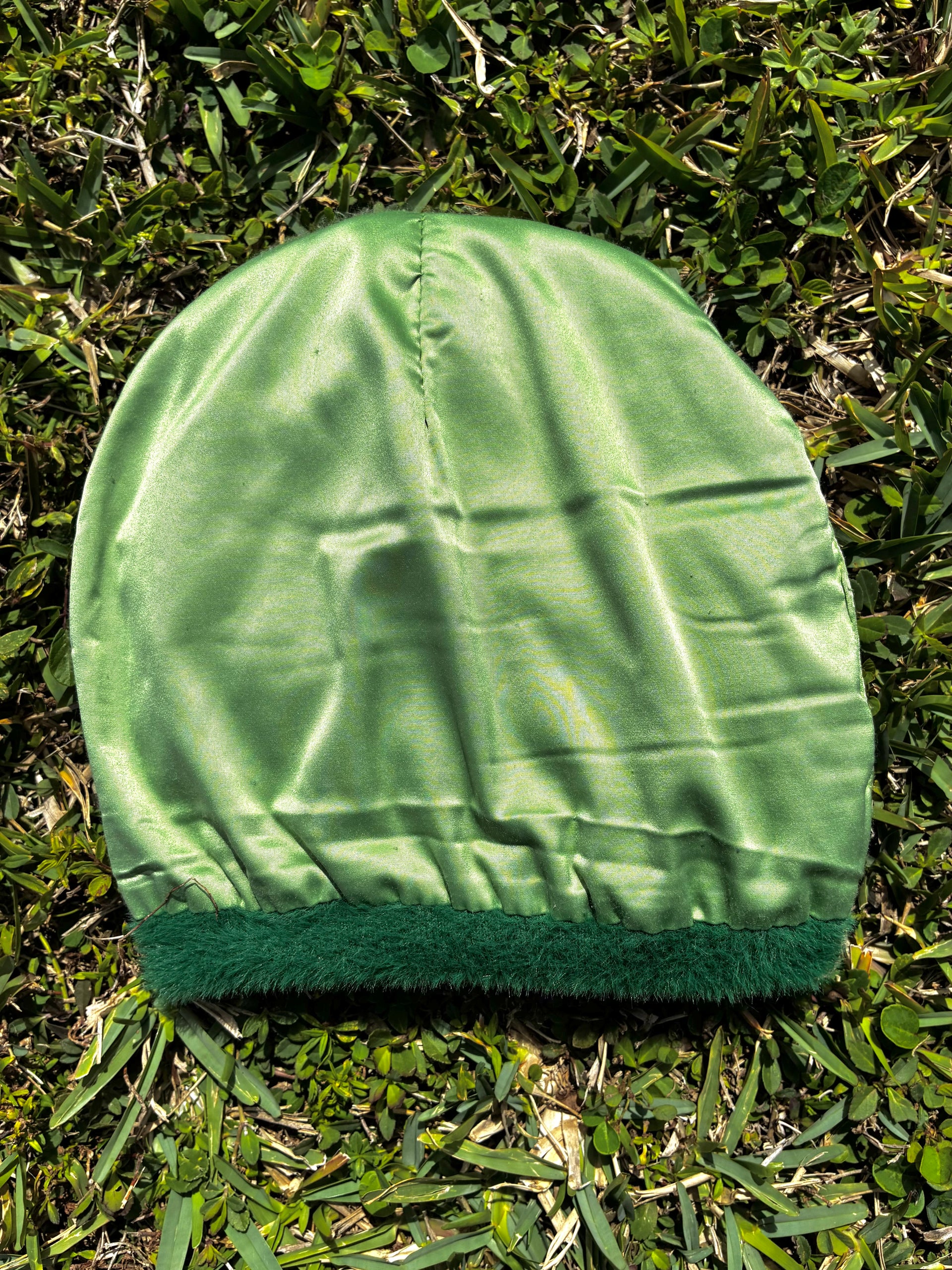 Green contrast colored beanie (Satin lined)